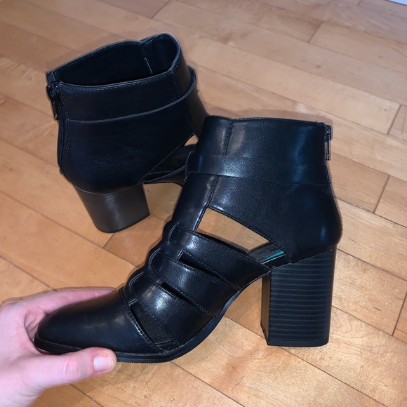 [7]👢NWOT - F21 buckled cutout booties - Picture 7 of 13